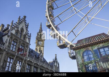 Old Post Office Riesenrad auf Weihnachtsmarkt im Winter in Gent, Flandern, Belgien Stockfoto