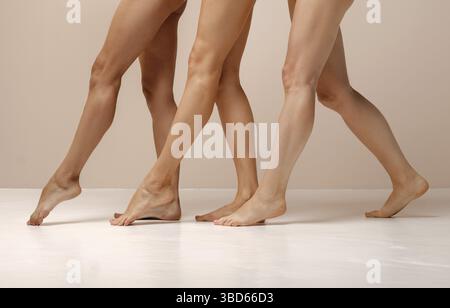 Drei Paar barfuß-weibliche Beine verschiedener Ethnien, Frauen, die gleichzeitig gehen Stockfoto