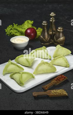 Gefrorene Knödel mit Spinat Stockfoto
