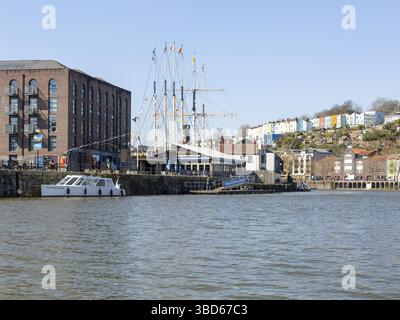 The Floating Harbour, Bristol, England, UK - Boote, SS Großbritannien, farbenfrohe Häuser am Hügel von Hotwells Stockfoto