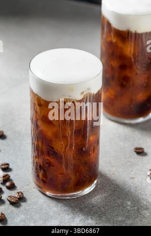 Erfrischender Espresso-Kaffee mit Kaltschaum und Eiswürfeln Stockfoto