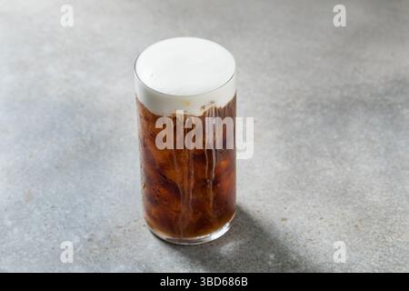 Erfrischender Espresso-Kaffee mit Kaltschaum und Eiswürfeln Stockfoto