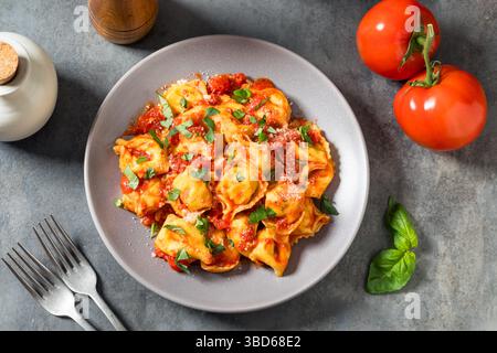 Hausgemachte Tortellini-Pasta mit Tomatensauce und Basilikum Stockfoto