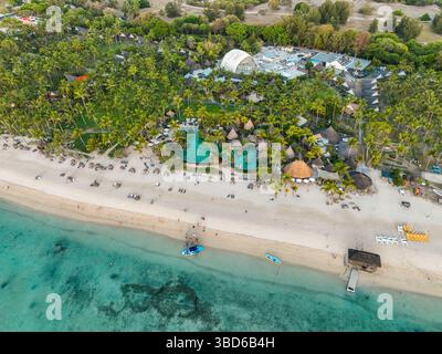 Blick aus der Vogelperspektive auf die Flic en FLAC Küste mit üppigem Grün und ruhigem Meer Stockfoto