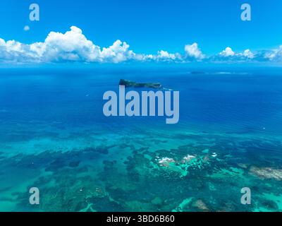 Klare Luftaufnahme von Coin de Mire, einer markanten Insel vor dem Cap Malheureux, Mauritius Stockfoto