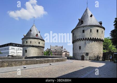 Die Broel-Türme und die Brücke über den Fluss Lys in Kortrijk, die letzten Überreste der alten Stadtbefestigung. Das sind die Speyetoren A Stockfoto