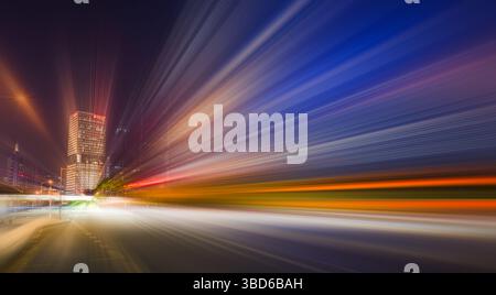 Abstrakte Bewegungsunschärfe Stadt und Bewegungsgeschwindigkeit Stadthintergrund. Speed Light Hintergrund. Farbenfrohe Lichtspuren mit Bewegungseffekt. High-Speed-Lichteffekt Stockfoto