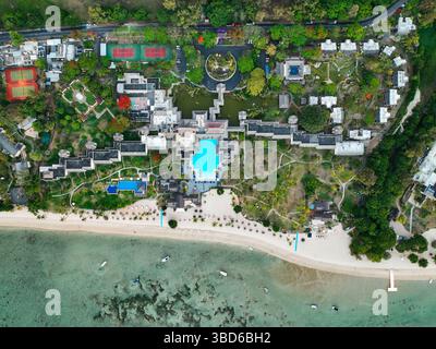 Top-down-Luftlinie des Strandhotel-Resorts mit großem Pool und Strand Stockfoto