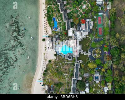 Top-down-Luftlinie des Strandhotel-Resorts mit großem Pool und Strand Stockfoto