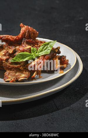 Nahaufnahme der marinierten Lammrippen, die im Ofen gebacken wurden Stockfoto