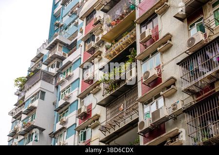 Dicht besiedelte Wohngegend von Macau, mit bunten Gebäuden, Balkonen. Stockfoto