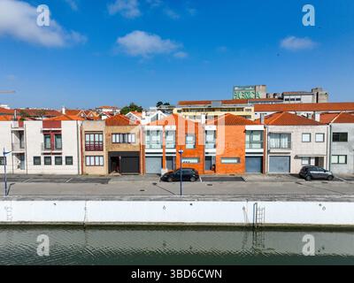 Porto, Portugal - 12. Mai 2024: Luftaufnahme der Wohnstraße am Kanal mit roten Dächern in Aveiro, Portugal Stockfoto