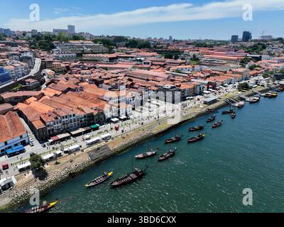 Porto, Portugal - 12. Mai 2024: Blick auf Vila Nova de Gaia mit angelegten Portweinbooten Stockfoto