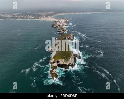 Drohnenbild mit einer Klippenlinie von Baleal zum portugiesischen Festland Stockfoto