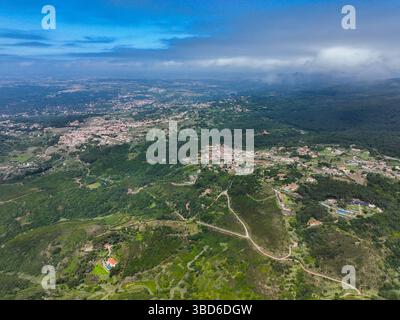 Erhöhter Blick auf das Dorf Azóia, umgeben von üppigen Hügeln und Küste in der Nähe von Portugals westlichstem Punkt Stockfoto