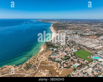 Weitwinkel-Drohnenaufnahme von Lagos Stadt mit langem Strand und klarem blauem Meer Stockfoto
