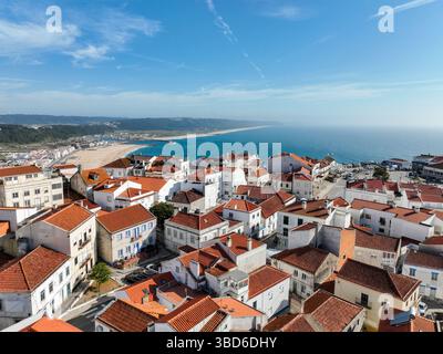 Erhöhter Blick auf Carvoeiro Portugal mit weißen Häusern, roten Dächern und nahe gelegenem Strand Stockfoto