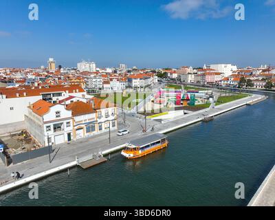 Porto, Portugal - 12. Mai 2024: Aus der Vogelperspektive der Häuser am Kanal und der Fußgängerbrücke in Aveiro, Portugal Stockfoto