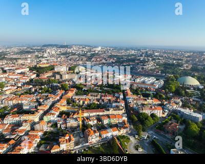 Erhöhter Blick auf Porto, Portugal mit Flussufer, Dächern und dem berühmten Fluss Douro Stockfoto
