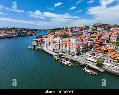 Drohnenaufnahme von Portos Ribeira mit festgefahrenen Booten und pulsierender Kulisse der Stadt Stockfoto