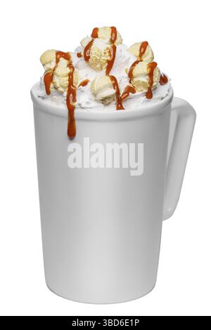 Kaffee-Cocktail mit Schlagsahne, Popcorn und Karamell in hoher Keramikschale isoliert auf weißem Hintergrund Stockfoto