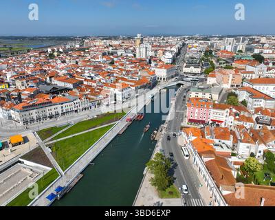 Aus der Vogelperspektive von Aveiro, Portugal, mit Booten im zentralen Kanal, gesäumt von historischen Gebäuden und Straßen Stockfoto