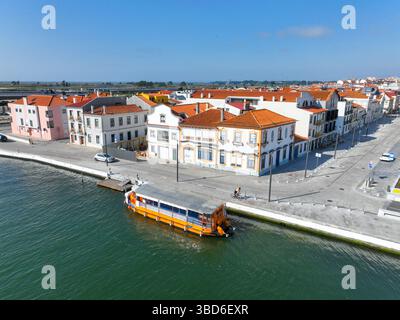 Porto, Portugal - 12. Mai 2024: Aus der Vogelperspektive der Häuser am Kanal und der Fußgängerbrücke in Aveiro, Portugal Stockfoto