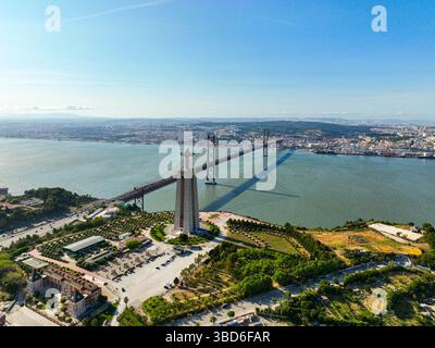 Almada, Portugal - 14. Mai 2024: Weitwinkelantenne der Christusstatue mit Blick auf die Stadt und den Fluss Tejo Stockfoto
