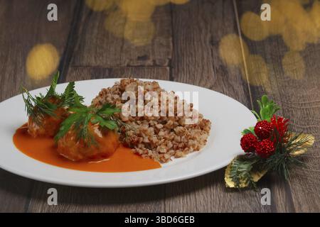 Buchweizenbrei und Fleischbällchen Stockfoto