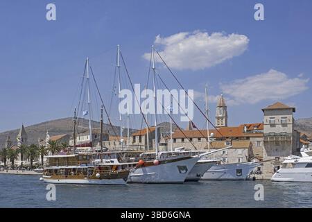 Große Segelschiffe, Yachten, die im Hafen der historischen Altstadt von Trogir an der Adria, Kreis Split-Dalmatien, Kroatien, vor Anker liegen Stockfoto