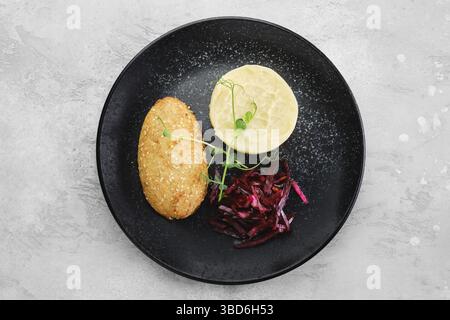 Kiewer Zitronen mit Kartoffelpüree und eingelegter Rote Bete auf einem Teller, Draufsicht Stockfoto