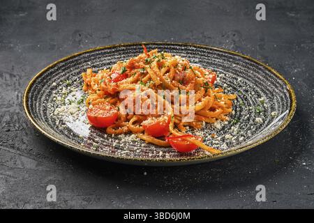 Teller mit Nudeln mit Tomaten und Parmesan Stockfoto