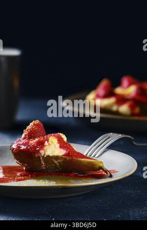 Süß gebackene Birnen mit Mascarpone, Karamellsirup und Erdbeermarmelade Stockfoto
