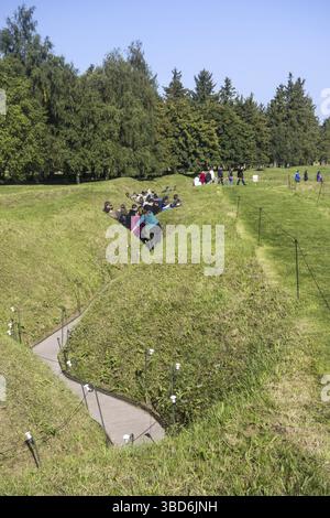 Englische Schulkinder besuchen die Gräben der Schlacht an der Somme im Ersten Weltkrieg am kanadischen Beaumont-Hamel Newfoundland Memorial in Frankreich Stockfoto