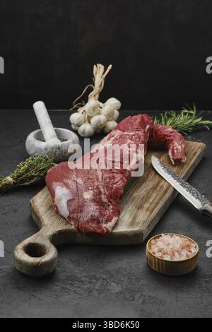 Dreispitzige Rinderlende auf Holzschneidebrett Stockfoto