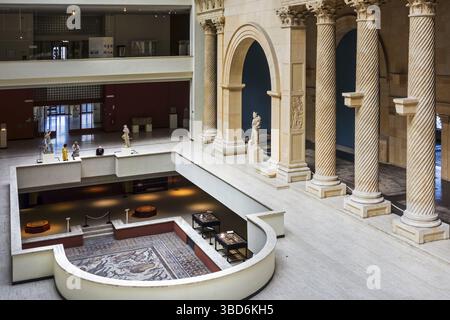 Besucher sehen ein römisches Mosaik aus Apamea, Syrien, das eine Jagdszene im Cinquantenaire Museum in Brüssel, Belgien, darstellt Stockfoto
