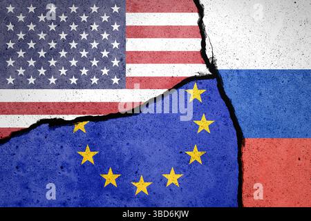 Flaggen der USA, der EU und Russlands auf gerissener Wand gemalt Stockfoto