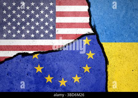 Flaggen der USA, der EU und der Ukraine auf gerissene Wand gemalt Stockfoto