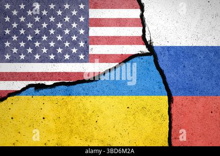 Fahnen der USA, der Ukraine und Russlands auf gerissene Wand gemalt Stockfoto