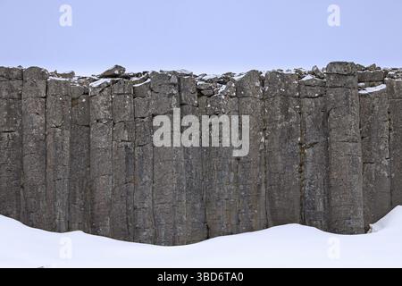GerÃ°uberg, Gerduberger Basaltsäulen im Winter, Klippe aus Dolerit im Hnappadalur-Tal auf der westlichen Halbinsel Snaefellsnes, Island Stockfoto
