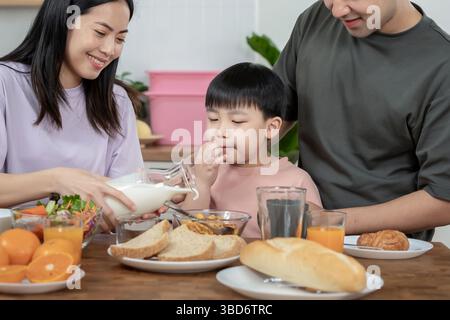Familienzeit, Frühstück, gemeinsame Aktivitäten während der Ferien. Eltern und Kinder essen in den Ferien zusammen. Neues Zuhause für Fam Stockfoto