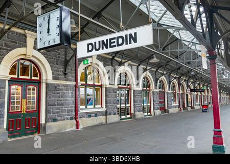 Dunedin Railway Station, Otago, Neuseeland, entworfen von George Troup im flämischen Renaissancestil und 1906 eröffnet, Bahnsteig mit Uhr Stockfoto