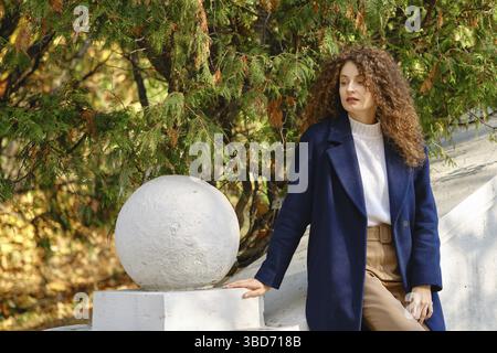 Herbstporträt von niedlichen Frau im Park Stockfoto