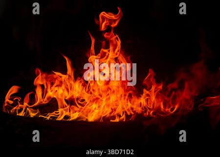 Feuer Flammen im dunklen Hintergrund Stockfoto