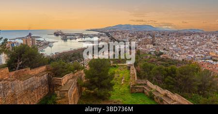 Burg Gibralfaro Verteidigungsmauern, Dramatischer Sonnenuntergang Himmel, Panoramablick Über Die Skyline Mittelmeer Küste Landschaft Malaga Hafen Spanien Stockfoto
