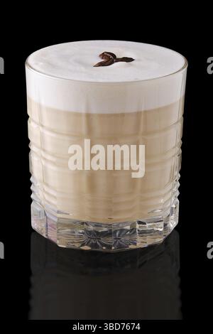 Cappuccino oder Latte mit Kaffeesirup auf schwarzem Hintergrund mit Reflexion Stockfoto
