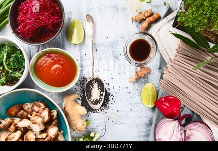 Asiatische Küche im Hintergrund. Asiatische vegetarische Zutaten. Draufsicht, flach Stockfoto
