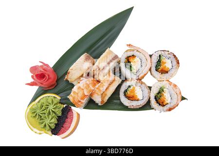 Blick von oben auf Brötchen mit fliegenden Fischkaviar mit Frischkäse und Garnelen auf Bambusblättern Stockfoto