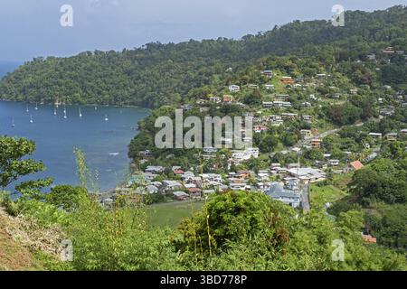 Blick über Charlotteville auf der man O war Bay auf der Insel Tobago, Trinidad & Tobago in der Karibik Stockfoto