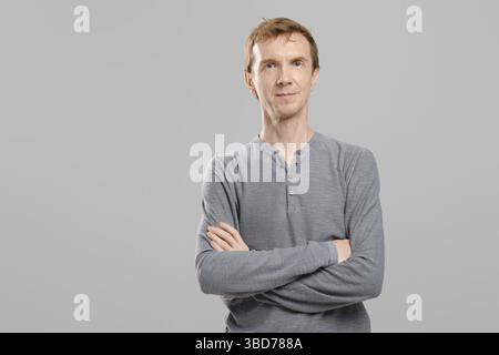 Atelierporträt eines Mannes mittleren Alters mit gekreuzten Armen Stockfoto